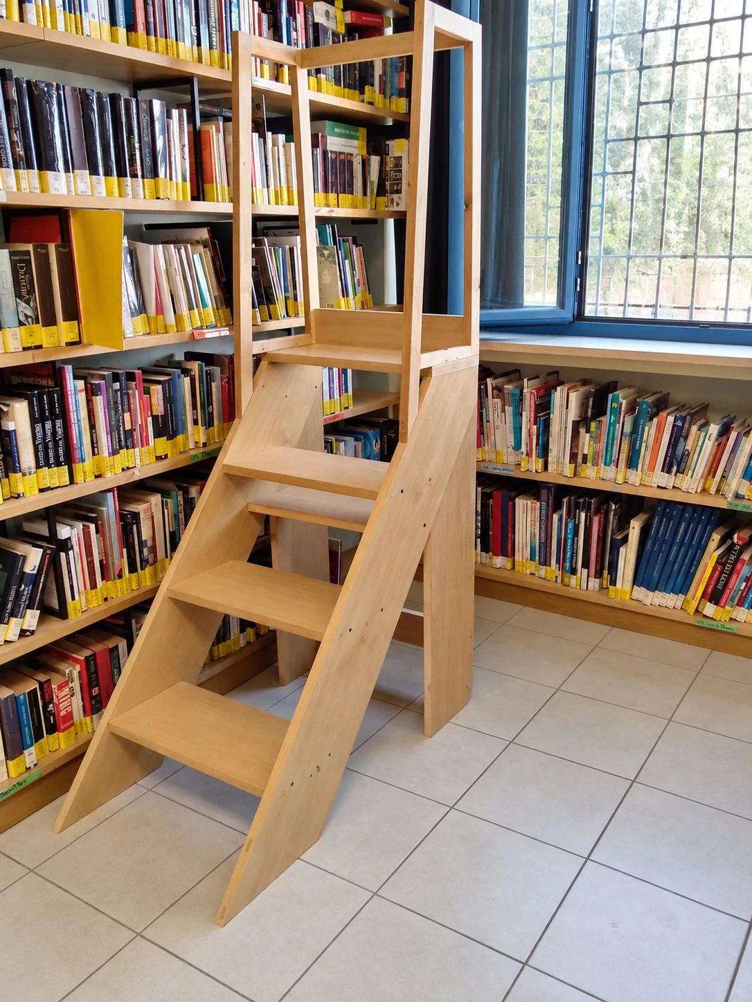 Scala e scaffali della biblioteca dell’IPM di Casal del Marmo